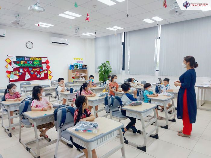 Hình ảnh ấn tượng về khuôn viên xanh mát và cơ sở vật chất hiện đại tại UK Academy Hạ Long