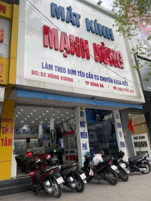 Không gian chuyên nghiệp tại Kính Thuốc Mạnh Hùng