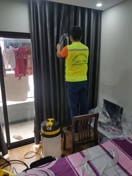 Hình ảnh đội ngũ Duy Tuấn đang thực hiện vệ sinh công nghiệp