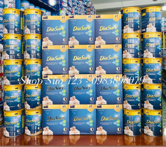 Không gian trưng bày sản phẩm đa dạng tại SHOP SỮA 123