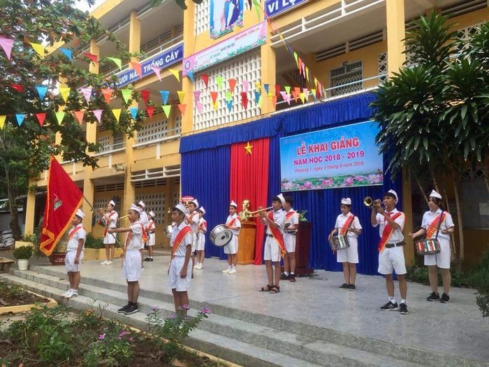 Hình ảnh học sinh Trường THCS Kim Hồng trong giờ học ngoại khóa sáng tạo