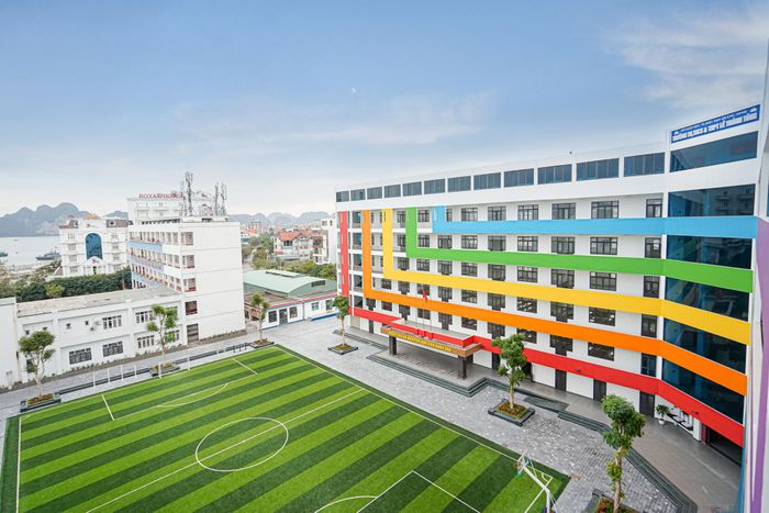 Khuôn viên trường Lê Thánh Tông với view hướng biển độc đáo