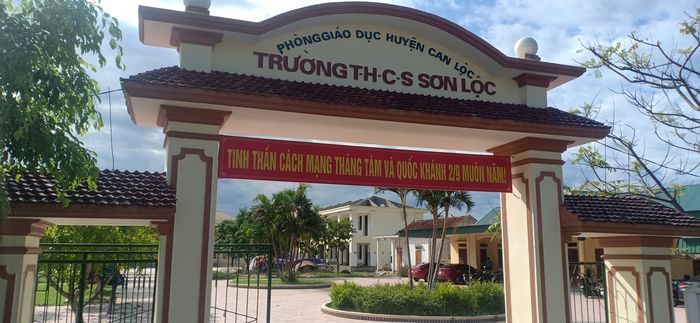 Toàn cảnh xanh mát của khuôn viên Trường THCS Sơn Lộc