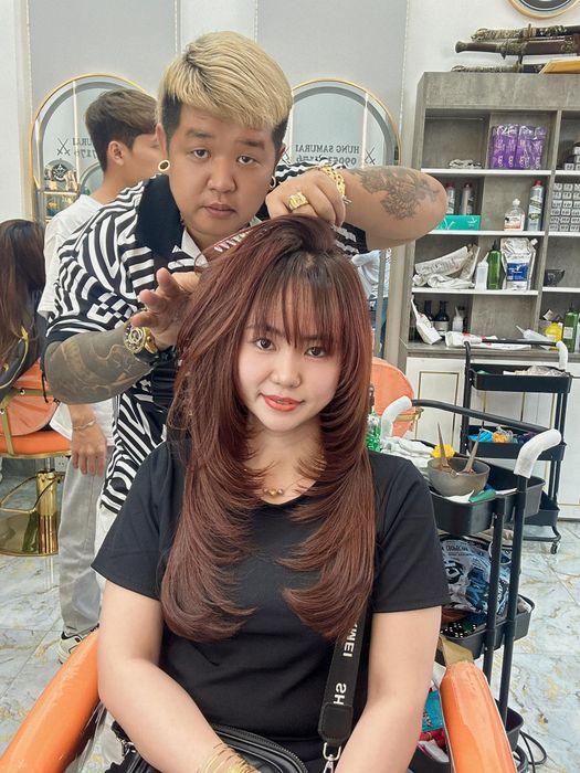 Tại <strong>Hair & Spa Hưng Samurai</strong>, bạn sẽ không chỉ có mái tóc đẹp mà còn được chứng kiến những kỹ thuật cắt tóc điêu luyện từ Nguyễn Hoàng Hưng – 