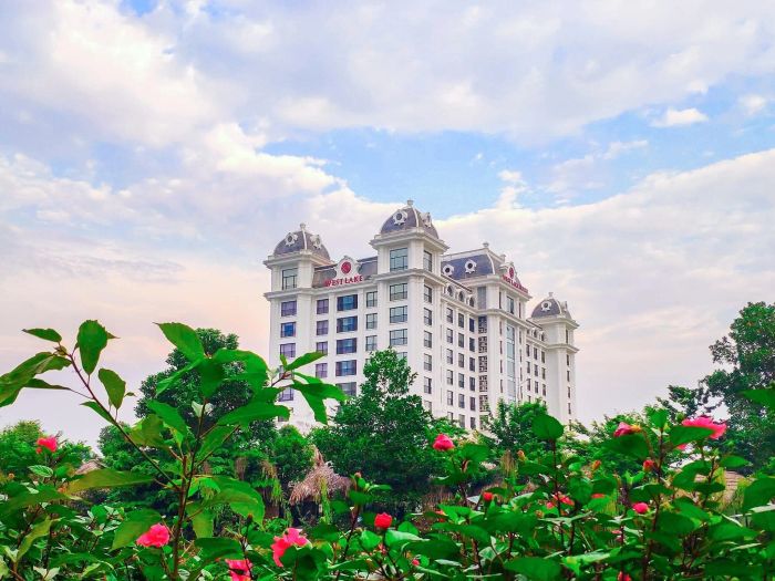 Westlake Hotel & Resort Vinh Phuc ảnh 1 - Góc nhìn toàn cảnh về lâu đài trắng kiêu hãnh soi bóng xuống mặt hồ Đầm Vạc mộng mơ