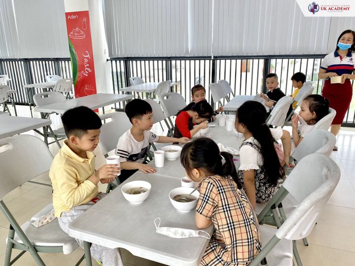 Khoảnh khắc học tập đầy cảm hứng của học sinh tại UK Academy Hạ Long
