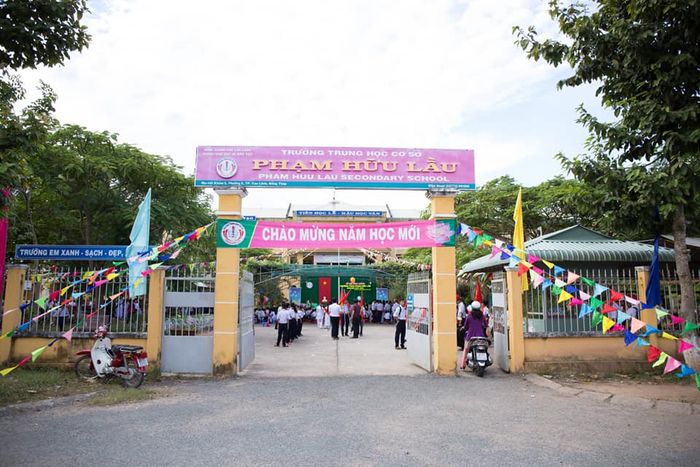Hình ảnh khuôn viên xanh mát của Trường THCS Phạm Hữu Lầu