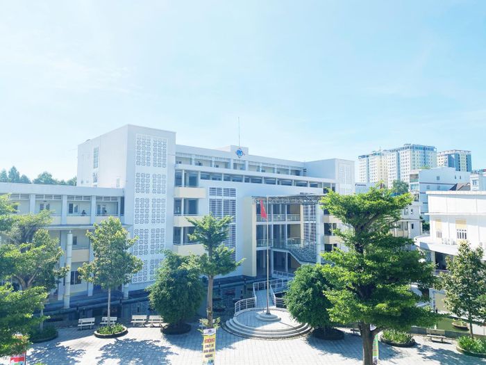THPT chuyên Lương Thế Vinh - Hình ảnh ngôi trường đẹp như resort với kiến trúc hiện đại