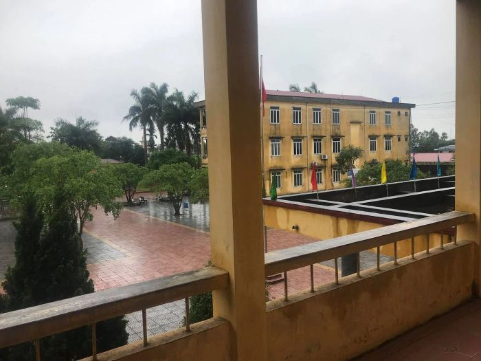Khuôn viên xanh mát của THPT Hồng Đức