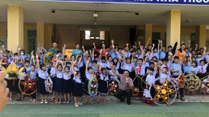 Khuôn viên xanh mát tại Trường Tiểu học Lê Văn Tám (Ảnh 1)