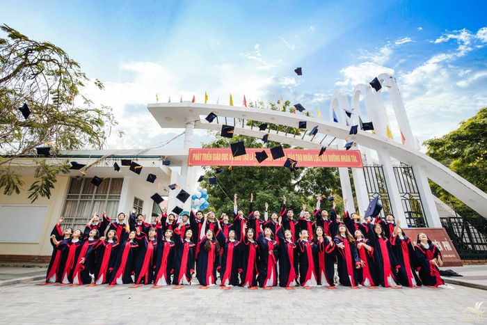 Khuôn viên xanh mát và cơ sở vật chất hiện đại của THPT Thành phố Điện Biên Phủ