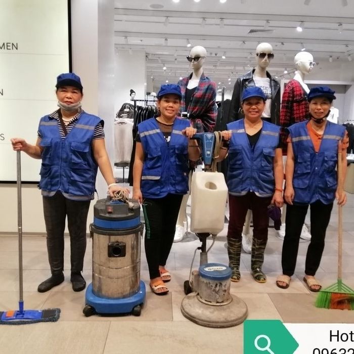 Hình ảnh đội ngũ Vệ Sinh Công Nghiệp Hà Nội đang làm việc chuyên nghiệp