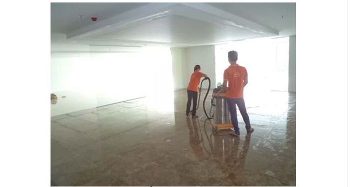 Hình ảnh đội ngũ Linh Anh đang thực hiện vệ sinh chuyên nghiệp