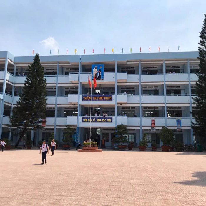 Cơ sở vật chất khang trang của THCS Phú Thạnh