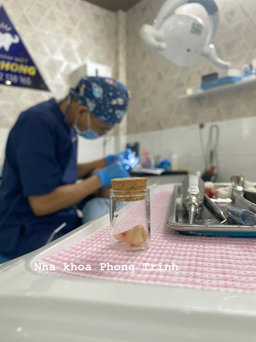 Hình ảnh đội ngũ bác sĩ và trang thiết bị tại Nha Khoa Phong Trịnh