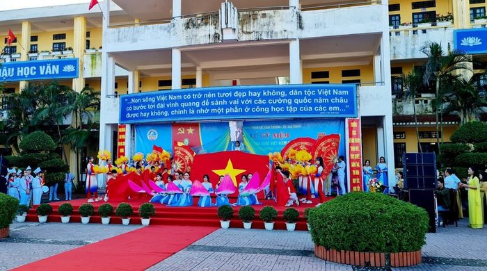 Thư viện ảnh đẹp về các hoạt động nghiên cứu khoa học sôi nổi tại THCS Lê Văn Thiêm