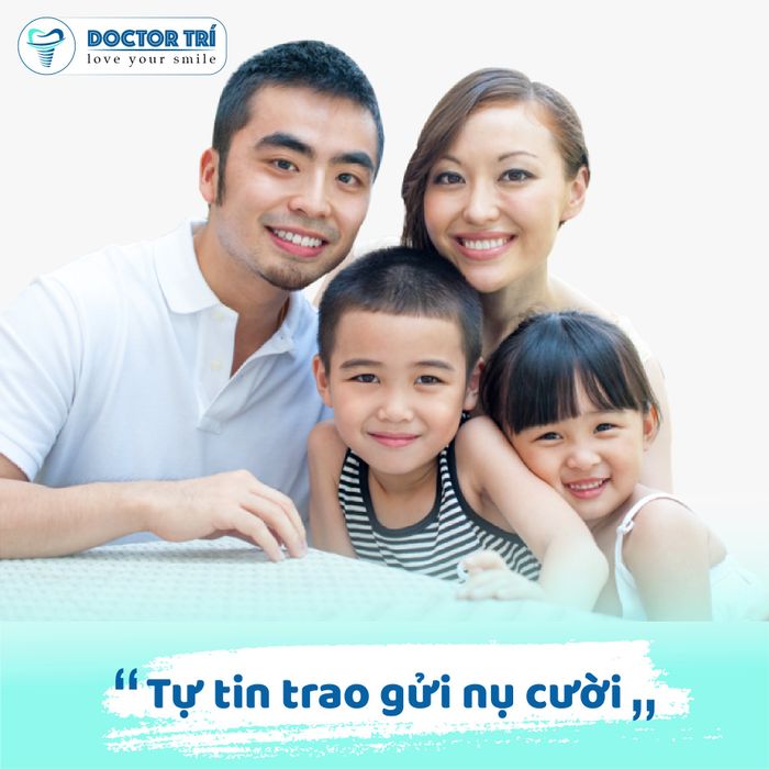 Nha Khoa PT - Hình ảnh 2: Đội ngũ bác sĩ tận tâm đang thăm khám, mang đến những giải pháp nha khoa tối ưu cho khách hàng
