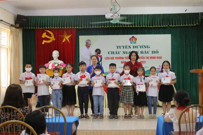 Hình ảnh khuôn viên xanh mát và cơ sở vật chất hiện đại tại Trường Tiểu học Nguyễn Thị Minh Khai
