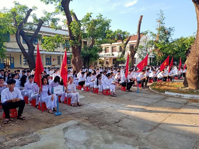 Ảnh 1 - THPT Tăng Bạt Hổ với dãy nhà học khang trang giữa khuôn viên rợp bóng cây xanh