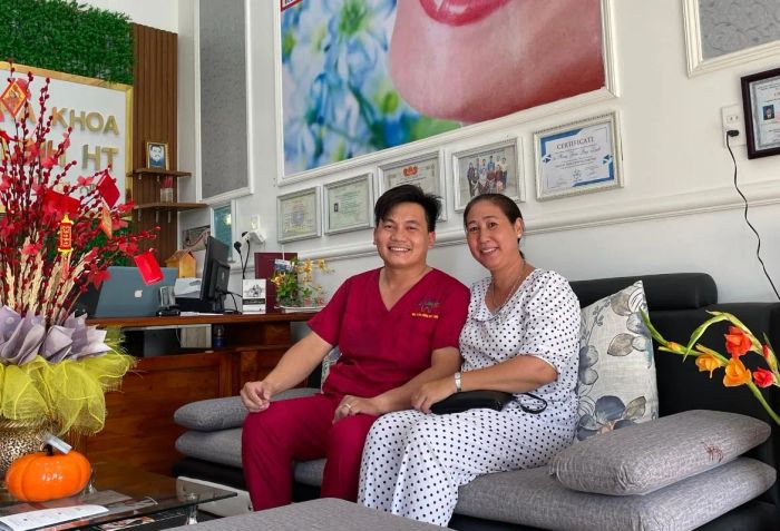 Hình ảnh không gian hiện đại và đội ngũ bác sĩ tại Nha khoa DUY LINH HT