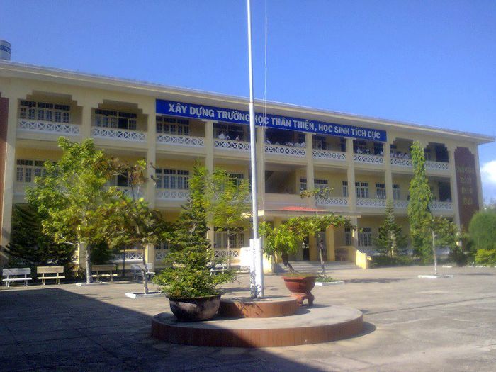 Hình ảnh đầu tiên về Trường THCS Lương Thế Vinh - Ngôi trường đạt chuẩn quốc gia với khuôn viên xanh mát