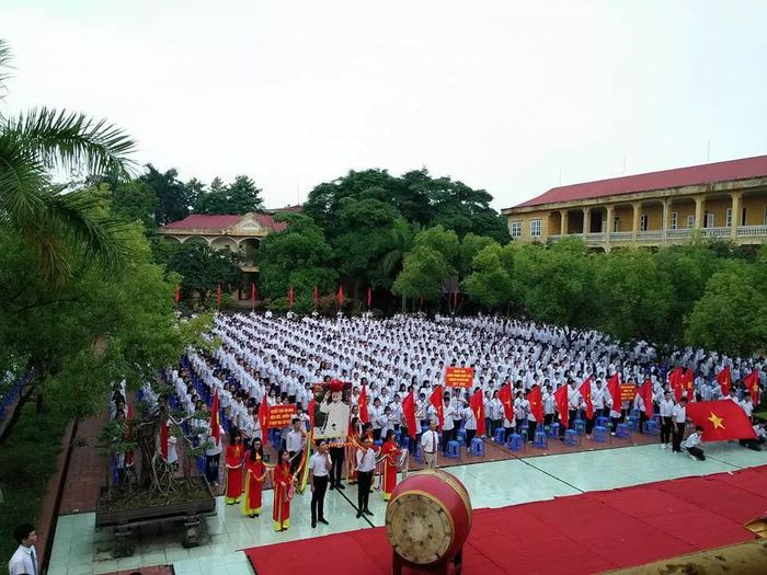 Khuôn viên xanh mát của Trường THPT Việt Trì - không gian học tập lý tưởng