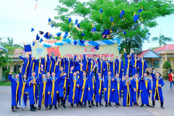 THPT Đầm Dơi - Ảnh 2 không gian xanh mát với cơ sở vật chất hiện đại