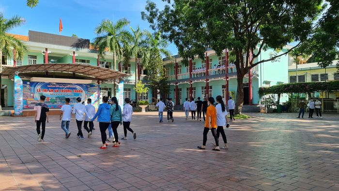 Trường THPT Trần Nhân Tông - Quảng Ninh - Hình ảnh 2