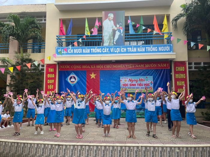Sân bóng đá - niềm tự hào của Trường Quang Trung