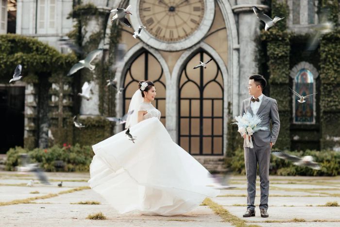 Phương Hưởng Wedding - Khoảnh khắc đầu tiên trong bộ ảnh cưới lộng lẫy, nơi tình yêu tỏa sáng qua từng ánh nhìn.