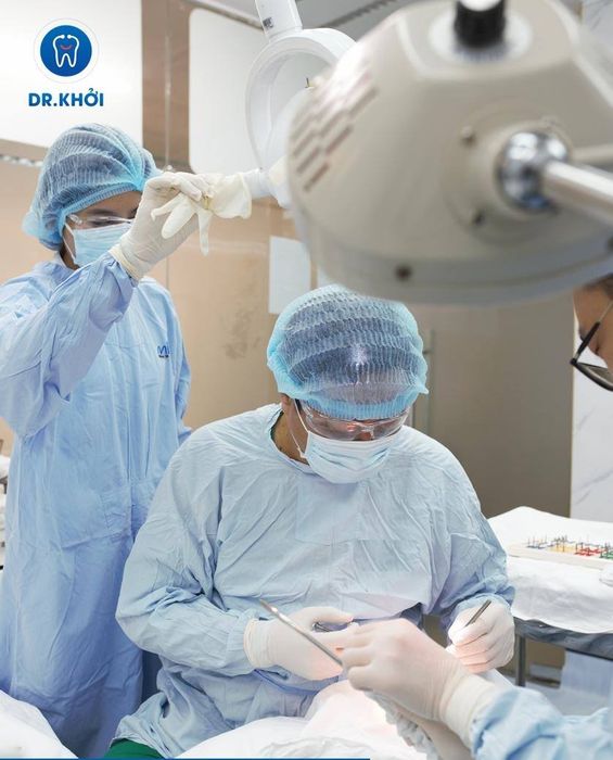 Nha Khoa Dr Khởi - Hình ảnh 2: Đội ngũ bác sĩ tận tâm đang thực hiện thủ thuật nha khoa chính xác với công nghệ hiện đại