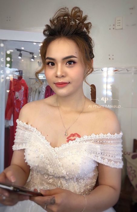 Khoảnh khắc tỏa sáng cùng phong cách trang điểm cô dâu sang trọng