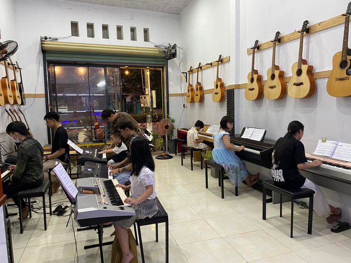 Góc nhìn nghệ thuật về Trung Tâm Âm Nhạc Phụng Minh Entertainment - Nơi những nốt nhạc biến thành kiệt tác.