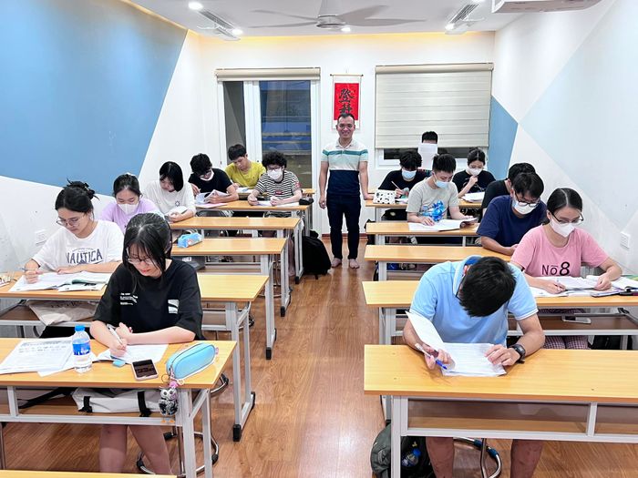 Ảnh giảng dạy đầy nhiệt huyết của Thầy Nguyễn Duy Khánh