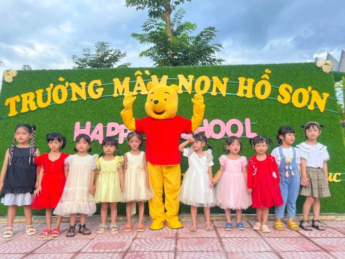 Góc nhìn nghệ thuật về Trường Mầm non Hồ Sơn: Những góc sân chan hòa nắng, nơi từng hoạt động vui chơi đều trở thành bài học quý giá cho trẻ nhỏ.