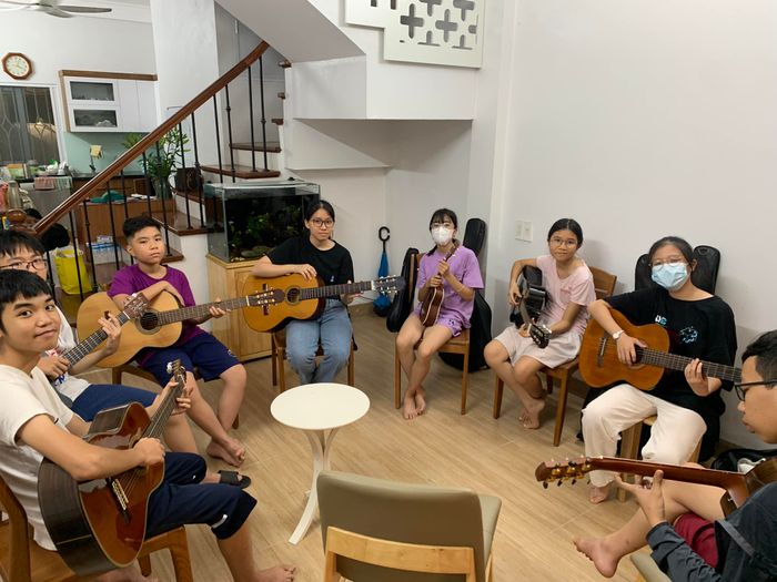 Học viên thực hành tại Vượng Nguyễn Guitar
