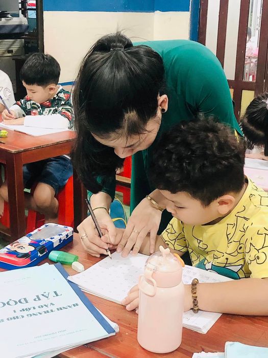 Hình ảnh học viên đang luyện tập tại Luyện Chữ Hoài Phương