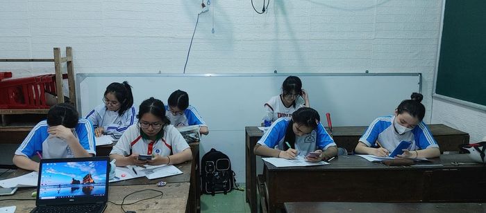 Lớp Toán thầy Hồng - Khoảnh khắc vàng trong lớp học, nơi những công thức khô khan bỗng trở nên sống động qua cách truyền đạt đầy nhiệt huyết.