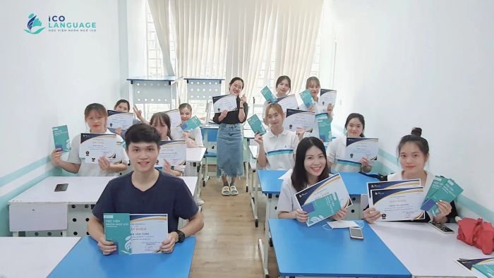 Hình ảnh lớp học hiện đại tại ICOLanguage với công nghệ AI hỗ trợ học tập