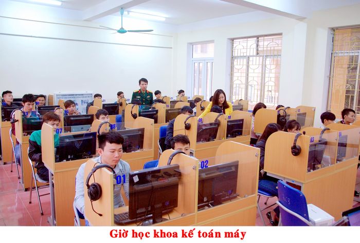 Hình ảnh sinh viên thực hành tại xưởng trường Cao Đẳng Nghề số 4