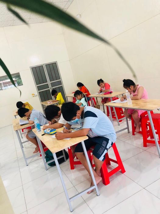 Hình ảnh 3 tại Luyện chữ đẹp Nguyên Hoa - Khoảnh khắc học viên say sưa với nghệ thuật viết chữ