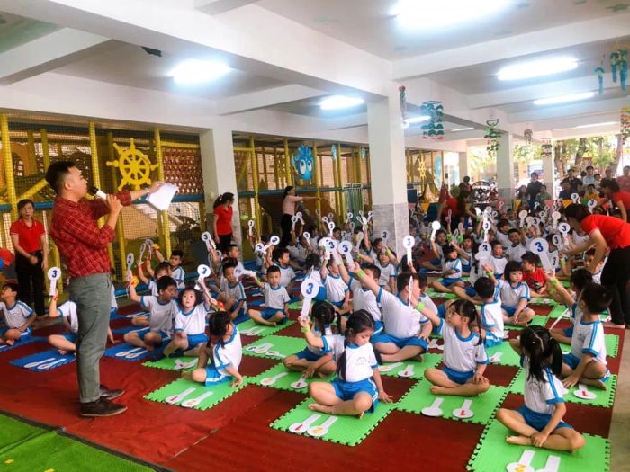 Bộ sưu tập hình ảnh đáng yêu về các hoạt động học tập, vui chơi và sinh hoạt của bé tại Trường Mầm Non Hiển Vinh.