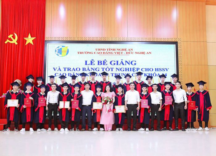 Hình ảnh sinh viên thực hành trên hệ thống máy móc công nghiệp hiện đại