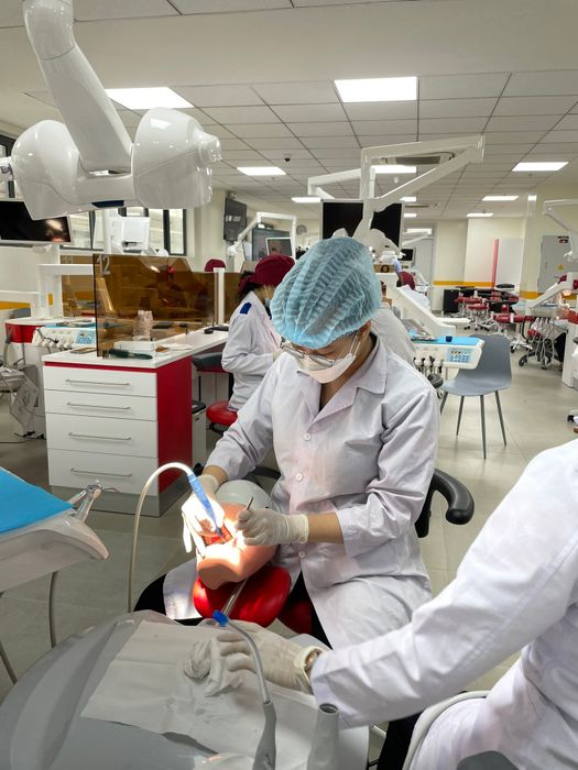 Hình ảnh sinh viên thực hành tại phòng lab hiện đại - Khoa Răng Hàm Mặt Đại học Văn Lang