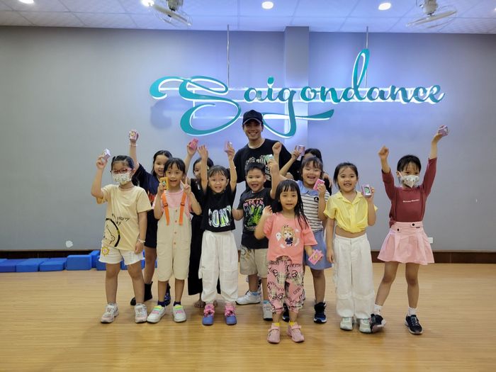 Học viên thực hàện các động tác múa tại Saigon Dance