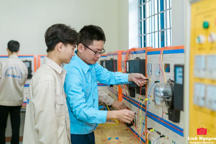 Hình ảnh giảng đường hiện đại tại Trường Cao đẳng Kinh tế - Kỹ thuật số 1 Nghệ An
