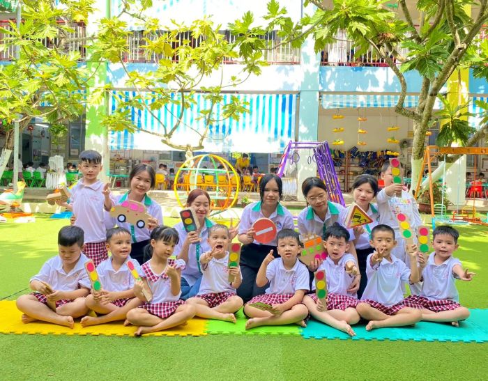 Khoảnh khắc học tập đáng yêu tại Trường Mầm Non Và Tiểu Học Ngôi Sao - Nơi kiến thức được truyền tải qua những trải nghiệm vui vẻ và sáng tạo
