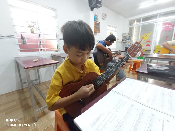 Hình ảnh biểu diễn của học viên Song Ân Music