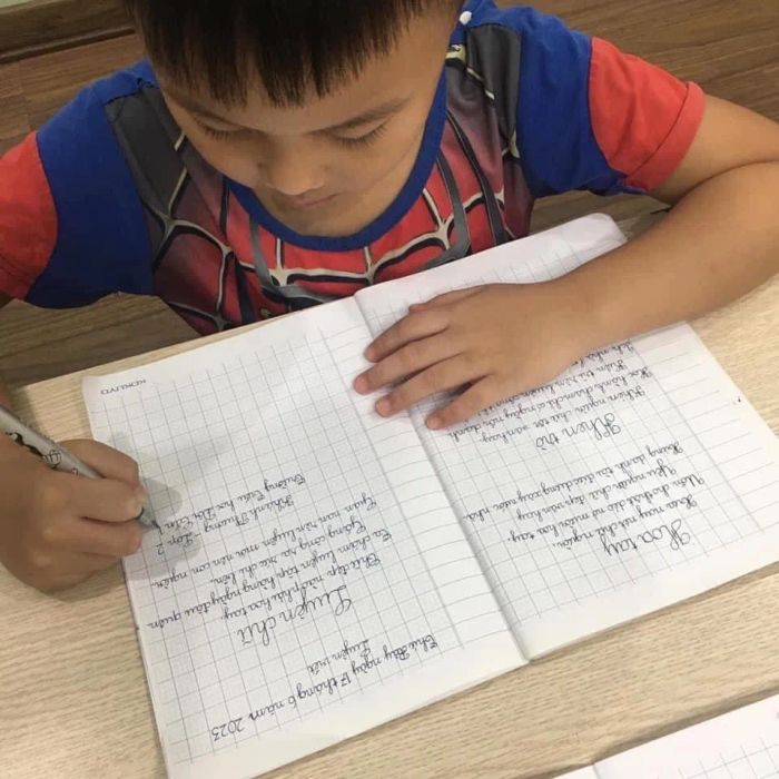 Hình ảnh học viên thực hành tại Luyện Chữ Đẹp Cô Chang