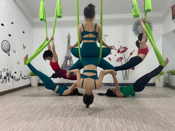 Không gian thư giãn với võng lụa tại Ananda Yoga